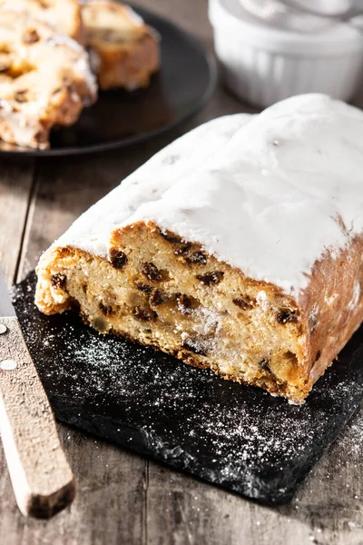 Noel aromalı meyveli kek ahşap masada.. 