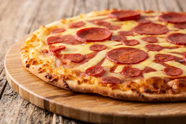 Italiensk Pepperoni Pizza Träbord — Stockfoto