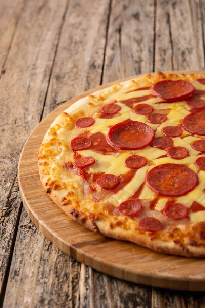 Pizza Salame Piccante Italiana Sul Tavolo Legno — Foto Stock