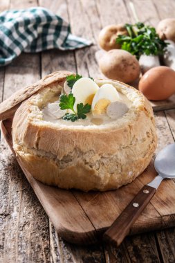 Zurek. Geleneksel Polonya çorbası ahşap masada.