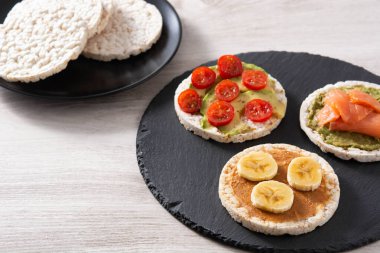 Çeşit çeşit pirinç keki ahşap masada.