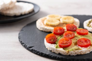 Çeşit çeşit pirinç keki ahşap masada.