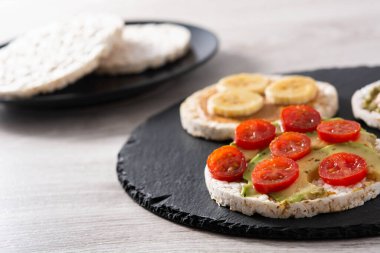 Çeşit çeşit pirinç keki ahşap masada.