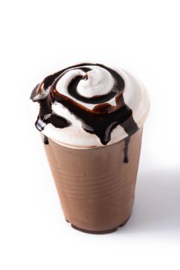 Beyaz arka planda izole edilmiş çikolatalı buzlu milkshake..
