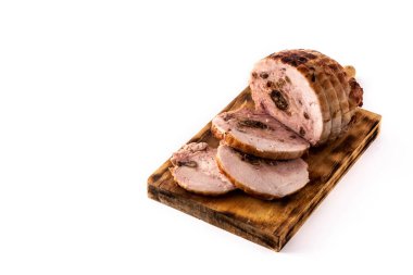 Beyaz arka planda izole edilmiş kesilmiş, fındıklı tavuk dolması. Boşluğu kopyala