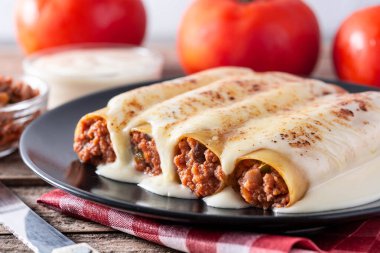 Tahta masada nefis etli cannelloni makarnası.