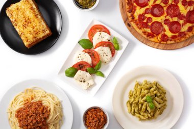 Beyaz arka planda izole edilmiş çeşitli İtalyan makarna yemekleri.