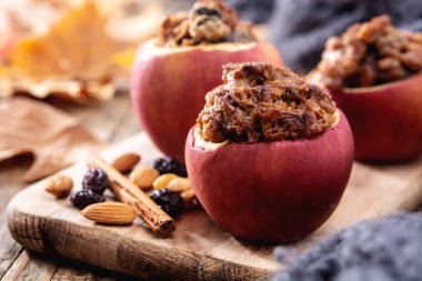 Tahta masada fındıkla pişirilmiş elmalar..