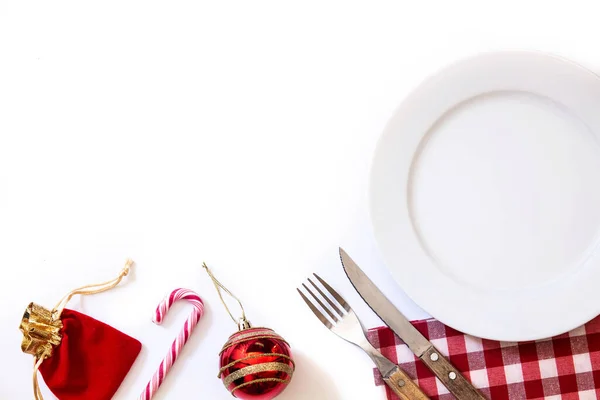 Κενό Λευκό Πιάτο Και Στολίδι Των Χριστουγέννων Που Απομονώνονται Λευκό — Φωτογραφία Αρχείου