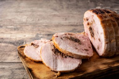 Tahta tahtada fındıklı doldurulmuş tavuk.