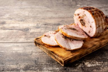 Tahta üzerinde fındıklı doldurulmuş tavuk. Boşluğu kopyala.