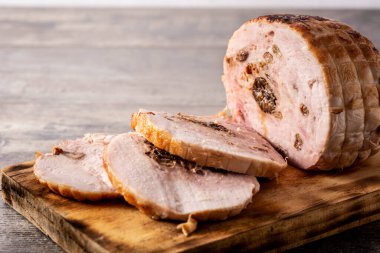 Tahta tahtada fındıklı doldurulmuş tavuk.