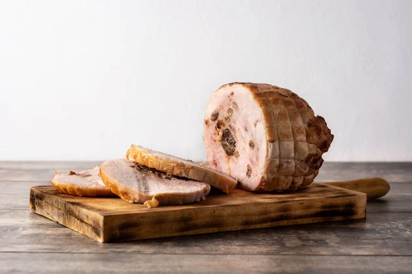 Pollo Relleno Con Tuercas Sobre Tabla Cortar Sobre Mesa Madera — Foto de Stock