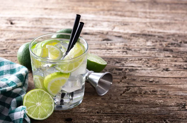 Caipiroska Cocktail Met Limoen Houten Tafel Kopieerruimte — Stockfoto