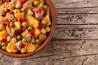 Ropa vieja yemeği ahşap masada. Üst manzara. Boşluğu kopyala