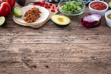 Tahta masada Meksika taco malzemeleri var. Boşluğu kopyala