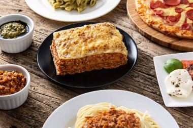 Tahta masadaki İtalyan makarna çeşitleri.