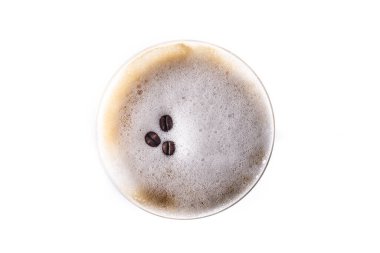 Beyaz arka planda izole edilmiş martini espresso kokteyli. Üst görünüm