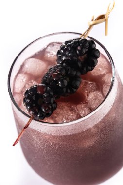 Beyaz arka planda soğuk bardakta taze böğürtlen kokteyli.