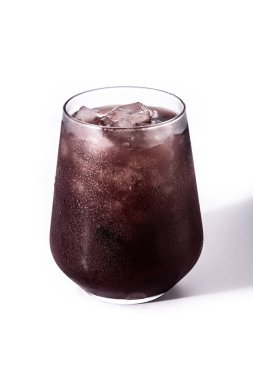 Beyaz arka planda soğuk bardakta taze böğürtlen kokteyli.