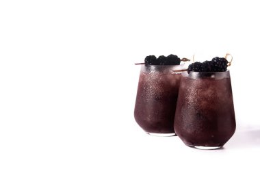 Soğuk bardakta taze böğürtlen kokteyli. Beyaz arka planda izole edilmiş.