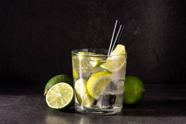 Siyah taş arka planda limonlu Caipiroska kokteyli