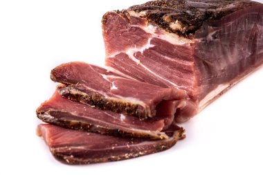 Beyaz arka planda izole edilmiş kurutulmuş ve tütsülenmiş et.