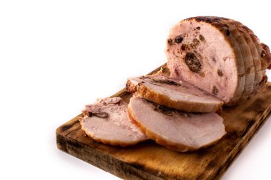 Beyaz arka planda fındıklı doldurulmuş tavuk. Boşluğu kopyala