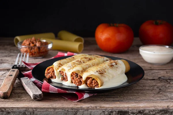 Deliciosa Pasta Canelones Carne Sobre Una Mesa Madera Rústica —  Fotos de Stock