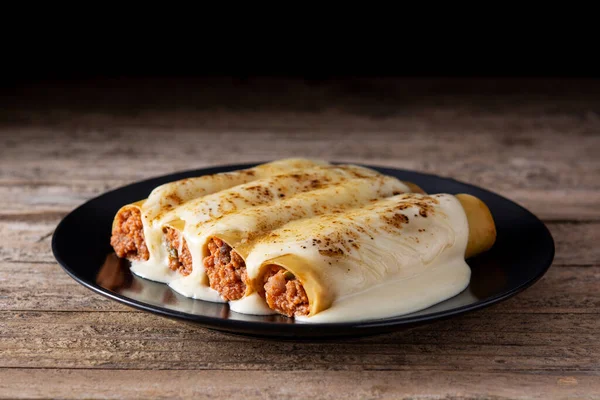 Deliciosa Pasta Canelones Carne Sobre Una Mesa Madera Rústica —  Fotos de Stock