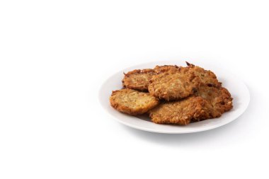 Geleneksel Yahudi latkeleri ya da beyaz arka planda izole edilmiş patates krepleri. Boşluğu kopyala