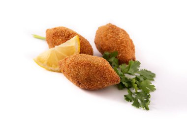 Geleneksel Lübnan kibbesi beyaz arka planda izole edildi