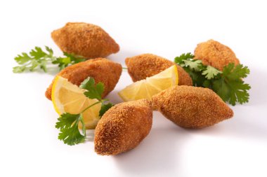 Geleneksel Lübnan kibbesi beyaz arka planda izole edildi