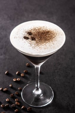 Siyah arka planda martini espresso kokteyli.