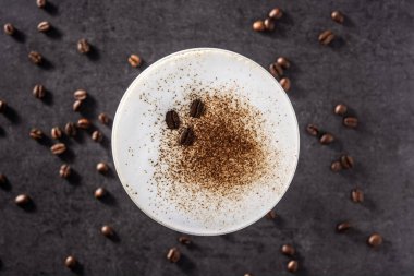 Siyah arka planda martini espresso kokteyli. Üst görünüm