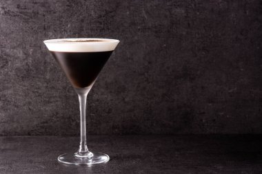 Siyah arka planda martini espresso kokteyli. Boşluğu kopyala.