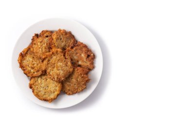 Geleneksel Yahudi gözlemeleri ya da patates krepleri beyaz arka planda izole edilmiş. Üst görünüm. Boşluğu kopyala