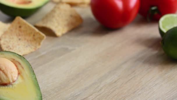 Man Serveert Guacamole Kom Houten Tafel — Stockvideo