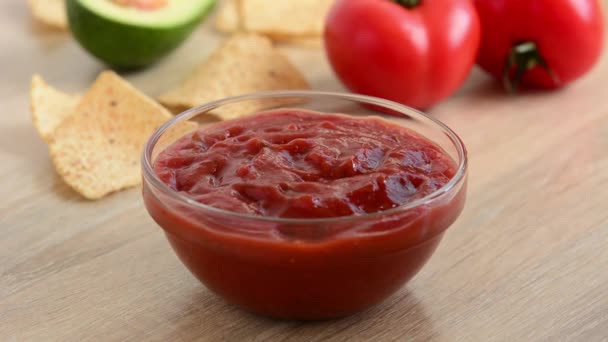 Mujer Inmersión Con Nacho Chip Salsa Chile Picante Mesa Madera — Vídeos de Stock