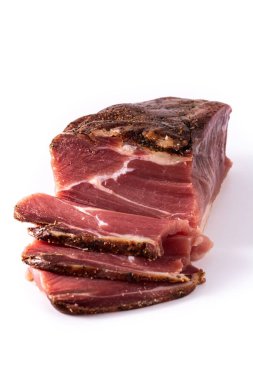 Beyaz arka planda izole edilmiş kurutulmuş ve tütsülenmiş et.