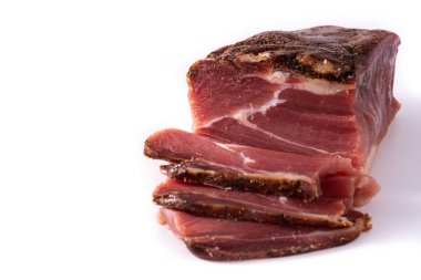 Beyaz arka planda izole edilmiş kurutulmuş ve tütsülenmiş et.