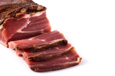 Beyaz arka planda izole edilmiş kurutulmuş ve tütsülenmiş et.