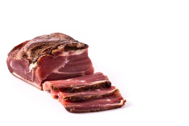Beyaz arka planda izole edilmiş kurutulmuş ve tütsülenmiş et.