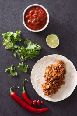 Meksika taco malzemeleri siyah taşın üzerinde.