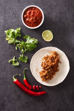 Meksika taco malzemeleri siyah taşın üzerinde.