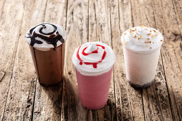 Aardbeien Chocolade Witijsmilkshakes Houten Tafel — Stockfoto