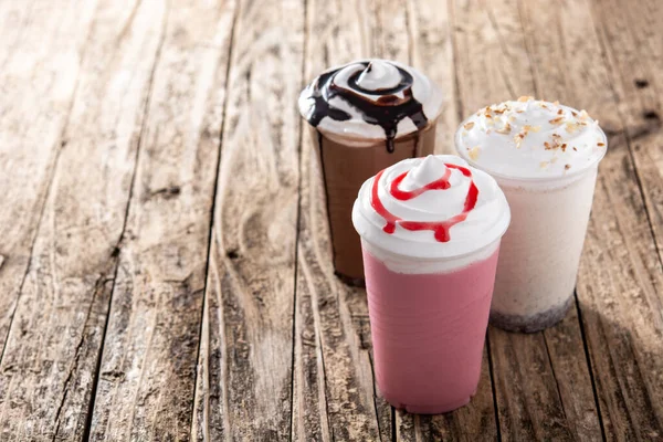 Erdbeere Schokolade Und Weiße Eismilchshakes Auf Holztisch — Stockfoto