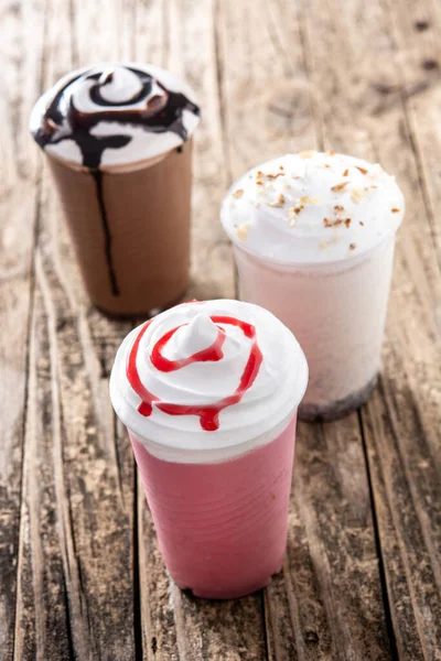 Aardbeien Chocolade Witijsmilkshakes Houten Tafel — Stockfoto