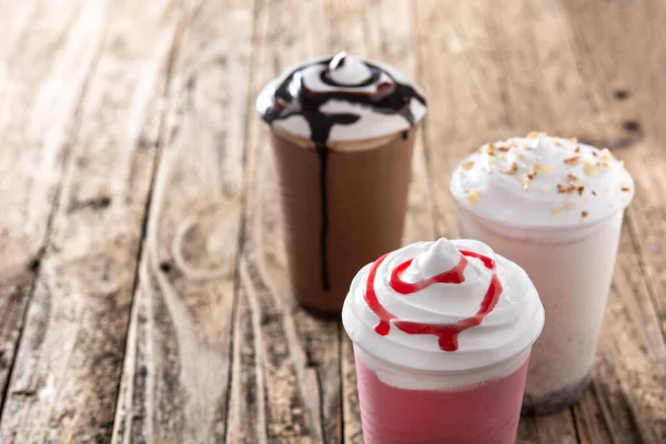 Erdbeere Schokolade Und Weiße Eisgekühlte Milchshakes Auf Einem Holztisch Kopierraum — Stockfoto