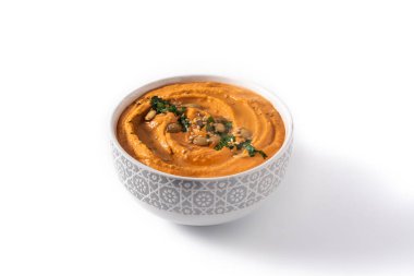 Beyaz arka planda izole edilmiş kabak humusu.